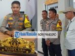 Kapolsek-Kawasan-Bandara-Sam-Ratulangi-Ipda-Musry-didampingi-Banit-Reskrim-Bripka-Antonius-Sangka.jpg