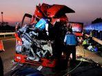 Kecelakaan-Maut-di-Tol-Boyolali-pada-Sabtu-1372024-pagi-Minibus-Isuzu-Elf-Tabrak-Truk.jpg