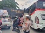 Kecelakaan-bus-dengan-truk-di-Jalan-Lingkar-Luar-Karawang.jpg