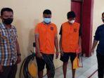 Kedua-pelaku-saat-memegang-barang-bukti-Kabel-dan-gergaji-besi.jpg