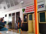Keluarga-korban-pembunuhan-saat-menunggu-jenazah-di-RS-Bhayangkara-Manado1-2-3.jpg