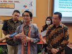 Kepala-OJK-Sulutgomalut-Winter-Marbun-didampingi-Ketua-dan-Sekretaris-DPD-Perbarindo-09.jpg