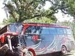 Kondisi-bus-yang-ringsek-usai-menabrak-pembatas-jalan-di-jalur-Bromo-Probolinggo.jpg