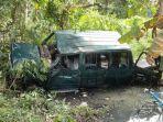 Kondisi-mobil-yang-ditumpangi-2-keluarga-usai-alami-kecelakaan.jpg