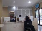 Korban-saat-berada-di-SPKT-Polda-Sulbar-Jl-Aiptu-Nurman.jpg