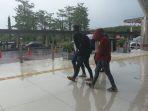 Korban-saat-dikawal-anggota-Polda-Sulawesi-Utara-saat-tiba-di-Bandara-Sam-Ratulangi-Manado.jpg