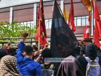 Mahasiswa-berusaha-memaksa-masuk-ke-dalam-Gedung-DPRD-Sulut-Foto-1.jpg