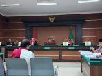 Mantan-Komisaris-PT-Air-Manado-Albert-Wuisan-saat-memberikan-kjgjghj.jpg