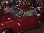 Massa-yang-masih-beringas-memasuki-garasi-mobil-Sahroni-yang-berada-di-depan-rumah-utamanya.jpg