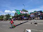 Masyarakat-menonton-event-Auto-Moto-Drag-Race-di-Boulevard-II-Maasing.jpg