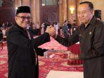 Maurits-Mantiri-terima-duplikat-Bendera-Pusaka.jpg