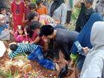 Mela-Andriani-27-saat-mencium-nisan-kedua-anaknya-di-TPU-Sukatani-Desa-Ciherang-Sumedang.jpg