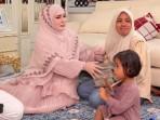 Melda-Safitri-menangis-saat-dapat-rezeki-tak-terduga-dari-seorang-pengusaha-Aceh-Shella-Saukia.jpg