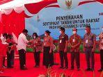 Menteri-ATRBPN-Hadi-Tjahjanto-menyerahkan-sertifikat-redistribusi-tanah.jpg