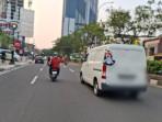 Minibus-yang-melintas-di-Jalan-Margonda-Raya-Kota-Depok-Jawa-Barat.jpg