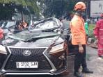 Mobil-Lexus-berwarna-hitam-yang-tertimpa-pohon-tumbang-di-wilayah-Pondok-Indah-Jakarta-Selatan.jpg