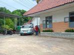 Mobil-ambulans-saat-berada-di-halaman-sekolah-untuk-membawa-sisi-yang-melahirkan-di-sekolah.jpg