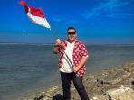 Ndarboy-Genk-saat-memegang-bendera-merah-putih.jpg