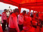 Olly-Dondokambey-Masak-Onde-Onde-Ditemani-Wakasal-TNI-ALghjgjghjghjh.jpg