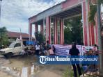 PEMBLOKIRAN-Potret-Puluhan-Warga-di-Depan-Gerbang-TPA-Sumompoki890.jpg