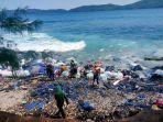 Pakaian-bekas-atau-cabo-berhamburan-di-sepanjang-pesisir-pantai-Kasawari.jpg