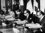Para-menteri-pendiri-ASEAN-saat-menandatangani-Deklarasi-Bangkok-pada-8-Agustus-1967.jpg