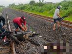 Para-warga-ketika-berusaha-mengevakuasi-seorang-emak-emak-tersambar-kereta-api.jpg