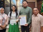 Pasangan-calon-Bupati-Mitra-Stenly-Tjanggulung-dan-Chelsea-Begjjghjghj.jpg