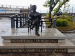 Patung-Pahlawan-Nasional-asal-Sulut-Robert-Wolter-Mongisidi-di-MBW-II-MANADO.jpg