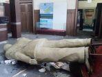 Patung-Sam-Ratulangi-yang-jatuh-hingga-rusak-di-Gedung-Minahasa-Raad.jpg