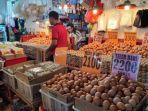 Pedagang-telur-ayam-di-Pasar-Bersehati-Manado-zdfbx.jpg