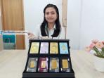 Pegawai-menunjukkan-produk-emas-batangan-Pegadaian.jpg