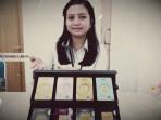 Pegawai-menunjukkan-produk-emas-batanganio090.jpg