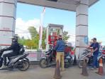 Pelayanan-pengisian-BBM-di-sebuah-SPBU-di-ghfghfgh.jpg
