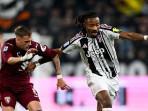 Pemain-Juventus-Kephren-Thuram-berebut-bila-dengan-pemain-Torino.jpg