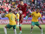 Pemain-depan-Australia-Martin-Boyle-6-berebut-bola-dengan-bek-Indonesia-Justin-Hubner.jpg