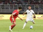 Pemain-timnas-Indonesia-Calvin-Verdonk-dijaga-pemain-Lebanon.jpg
