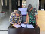Pemimpin-Cabang-BRI-Bitung-Denny-Setiawan-menyerahkan-Program-BRI-TJSL-kepada-Komandan-Secata.jpg