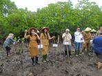 Penanaman-bibit-mangrove-oleh-Kepala-Dinas-Kelautan-dan-Perikanan-Sulawesi.jpg