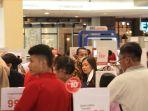 Pengunjung-memadati-Mega-Mall-Manado-Sulawesi-Utara-Selasa-1842023-nfbvgfjknb.jpg
