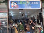Pengunjung-yang-datan-berbelanja-di-salah-satu-toko-baju-yang-ada-di-pasar-45-Manadohfghg.jpg