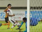 Penjaga-gawang-Arema-FC-Adilson-Maringa-kanan-menepis-bola.jpg