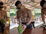 Penjual-durian-pamer-otot-demi-tarik-minat-pembeli.jpg