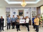 Penyerahan-beasiswa-dari-PLN-untuk-5-mahasiswa-Fakultas-Teknik-Unsrat-Manado.jpg