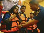 Penyerahan-lift-jacket-ke-pemilik-atau-operator-taksi-air-di-Kota-Bitung-Kota.jpg