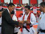 Penyerahan-penghargaan-untuk-Sekda-Bitung-Rudy-Thenohghh.jpg