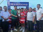 Penyerahan-trophi-bergilir-oleh-Ketua-Askab-PSSI-Sangihe-Michael.jpg