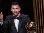 Penyerang-Inter-Miami-CF-asal-Argentina-Lionel-Messi-memberi-isyarat-di-atas-panggung.jpg