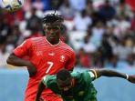 Penyerang-timnas-Swiss-Breel-Embolo-kiri-berebut-bola-dengan-pemain-belakang-timnas-Kamerun.jpg