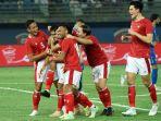 Pesepak-bola-Timnas-Indonesia-Rachmat-Irianto-selebrasi-dengan-rekan-rekannya.jpg